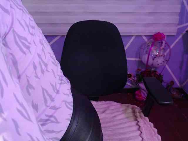 MiaaJoness webcam