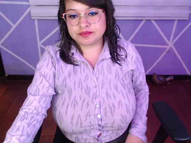 MiaaJoness webcam
