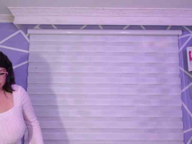 MiaaJoness webcam