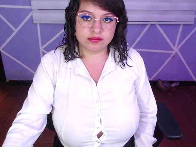 MiaaJoness webcam