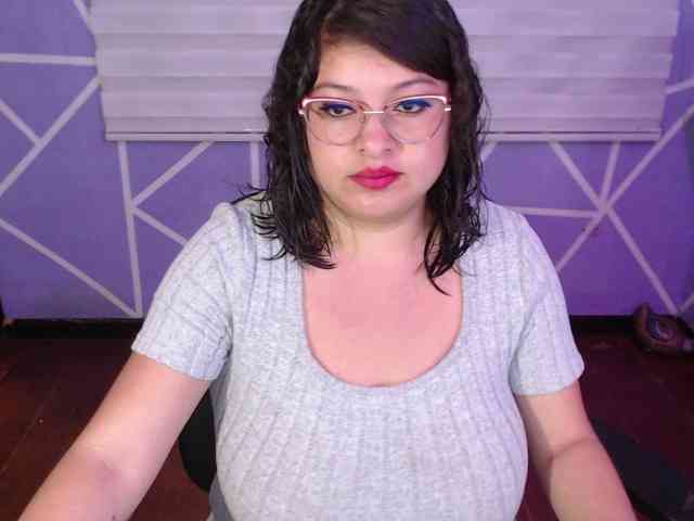 MiaaJoness webcam