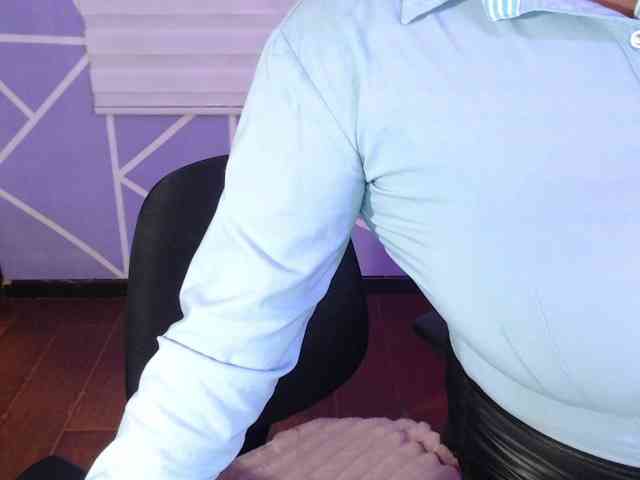 MiaaJoness webcam