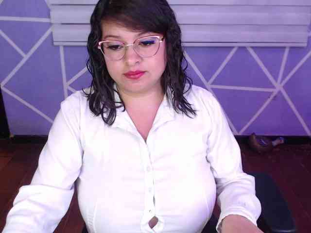 MiaaJoness webcam