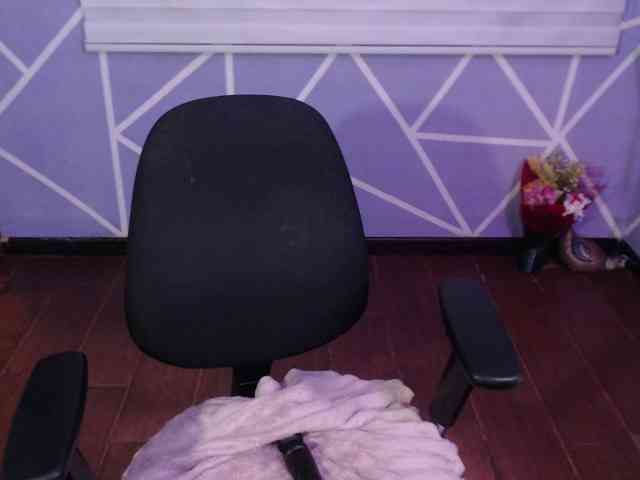 MiaaJoness webcam