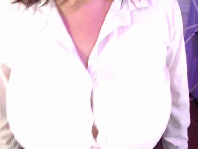 MiaaJoness webcam