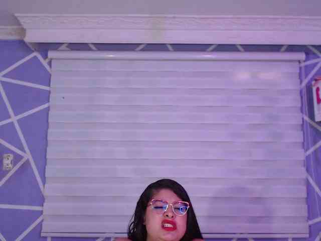 MiaaJoness webcam