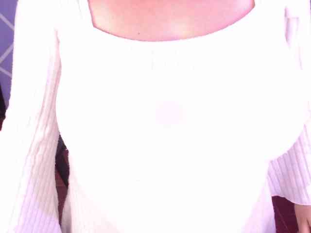 MiaaJoness webcam
