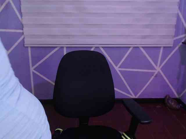 MiaaJoness webcam