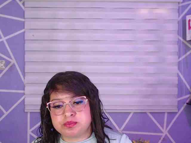 MiaaJoness webcam