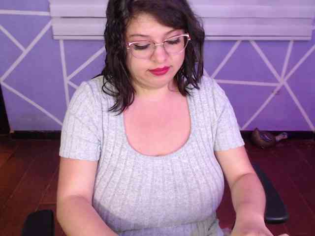 MiaaJoness webcam