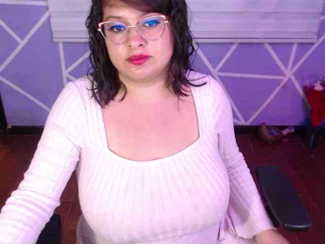 MiaaJoness webcam