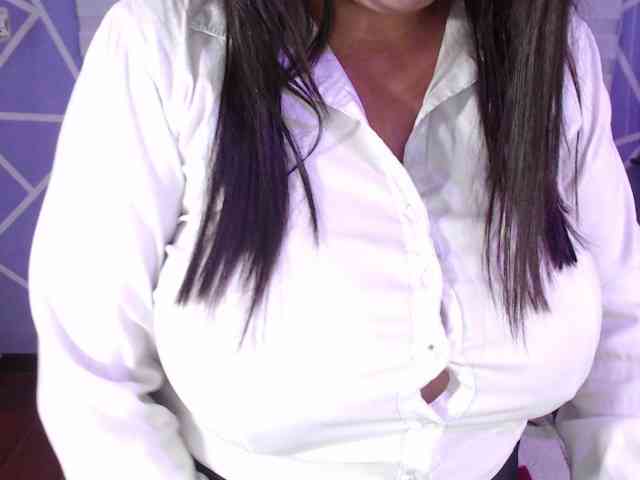 MiaaJoness webcam