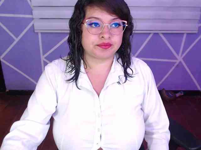 MiaaJoness webcam