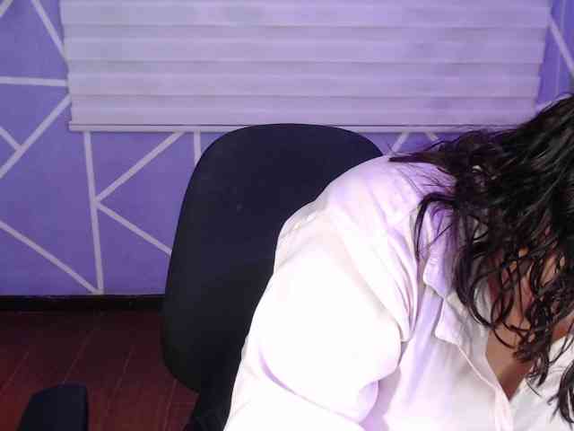 MiaaJoness webcam