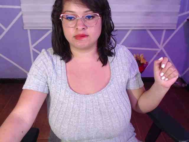 MiaaJoness webcam