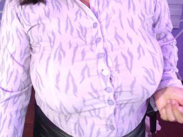 MiaaJoness webcam