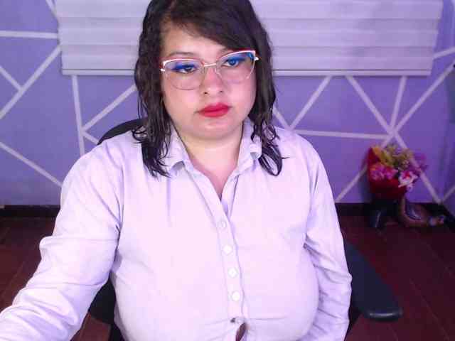 MiaaJoness webcam