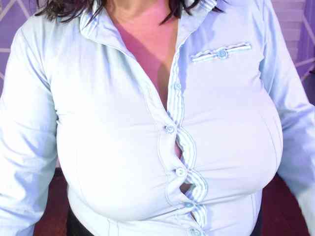 MiaaJoness webcam