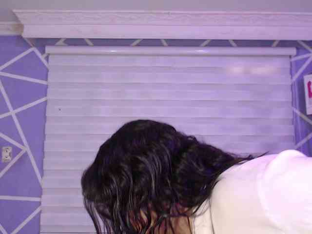 MiaaJoness webcam