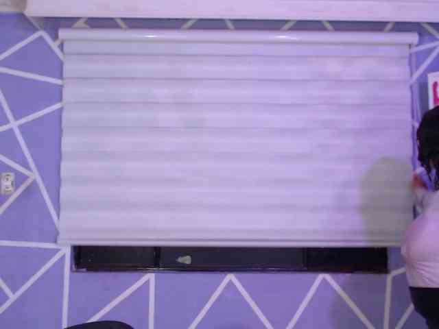 MiaaJoness webcam