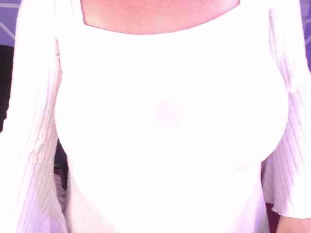 MiaaJoness webcam