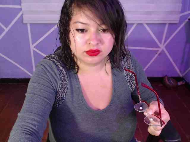 MiaaJoness webcam
