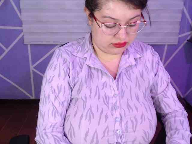MiaaJoness webcam
