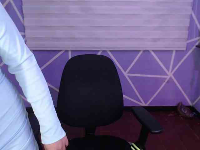 MiaaJoness webcam