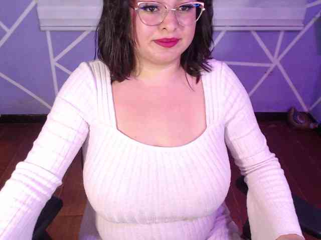 MiaaJoness webcam