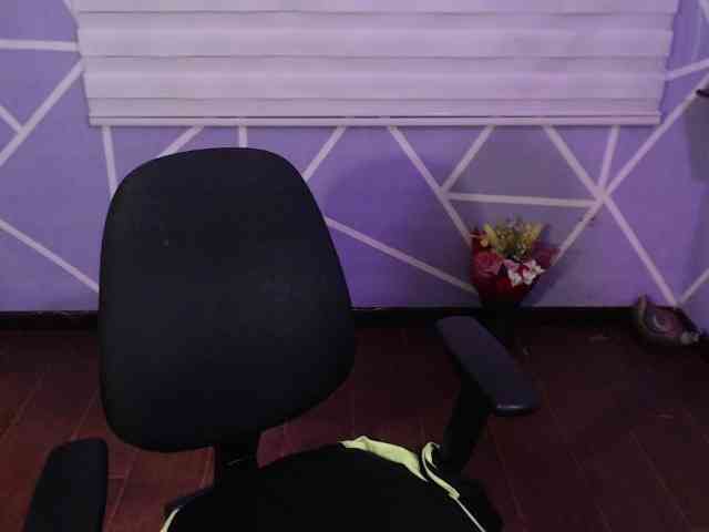 MiaaJoness webcam
