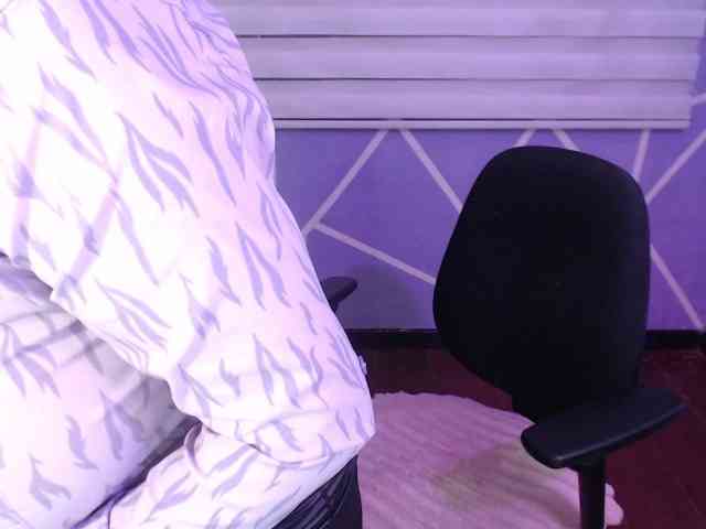 MiaaJoness webcam