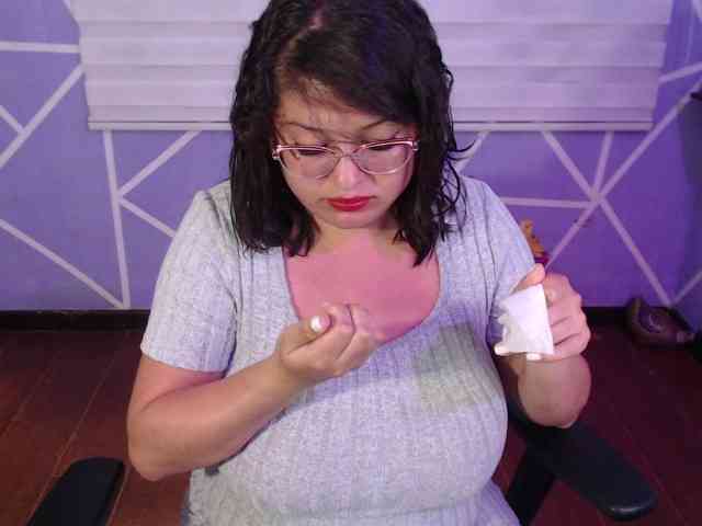 MiaaJoness webcam