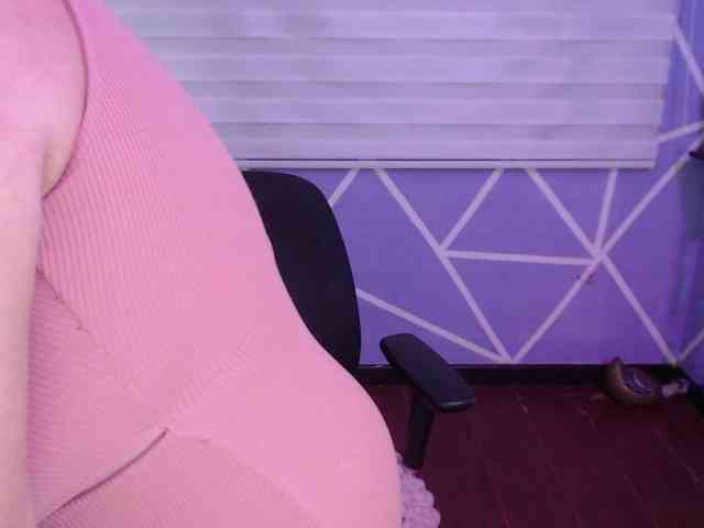 MiaaJoness webcam