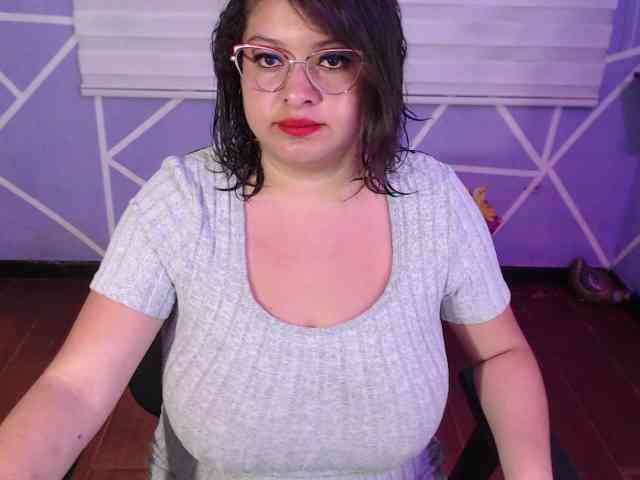 MiaaJoness webcam