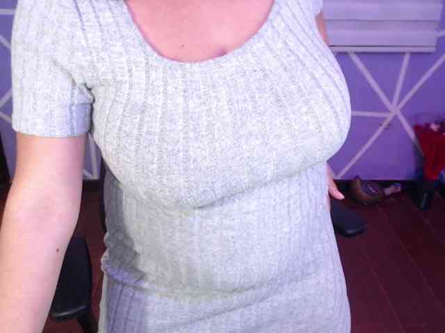 MiaaJoness webcam