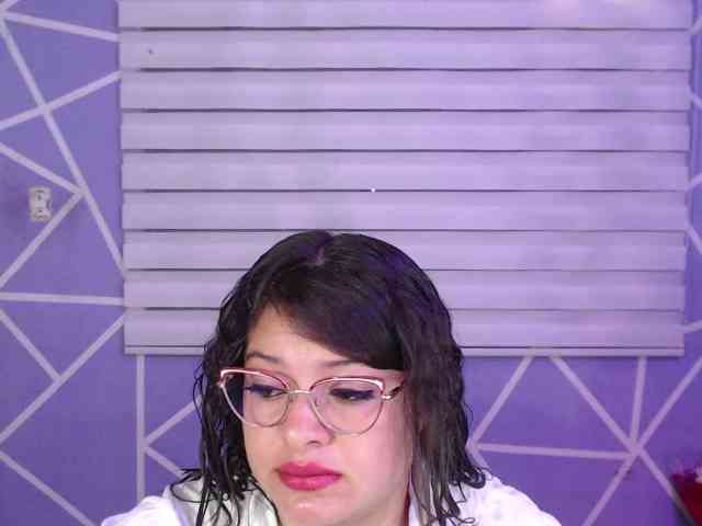 MiaaJoness webcam