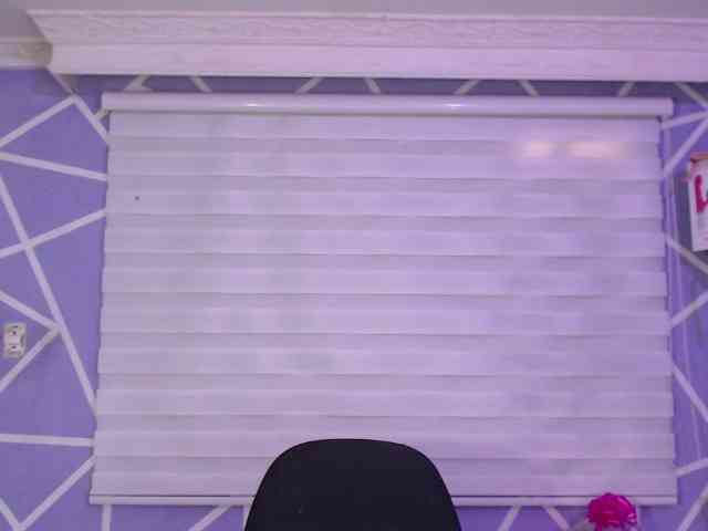 MiaaJoness webcam