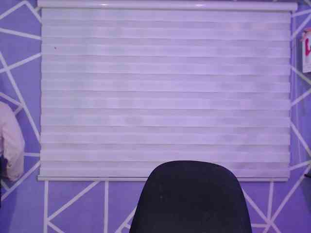 MiaaJoness webcam