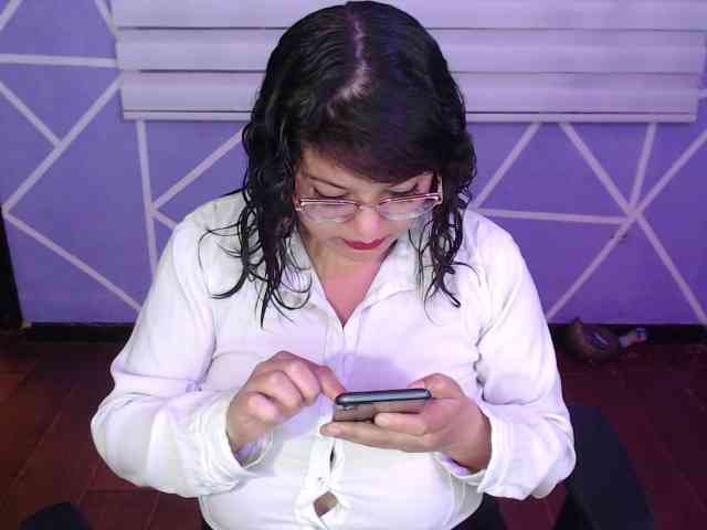 MiaaJoness webcam