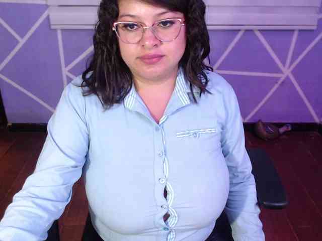 MiaaJoness webcam