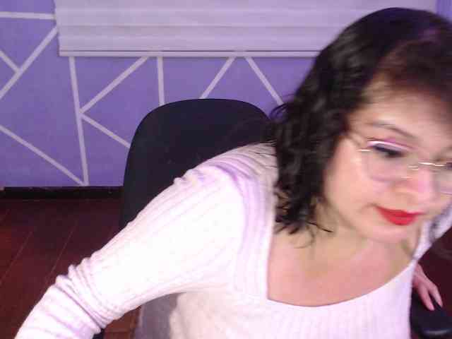 MiaaJoness webcam