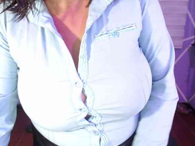 MiaaJoness webcam