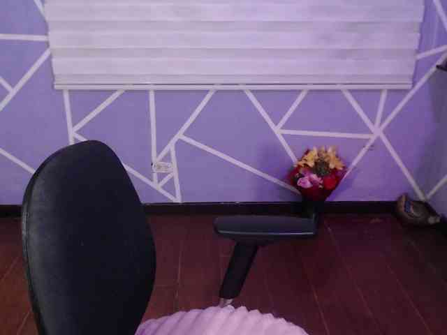 MiaaJoness webcam