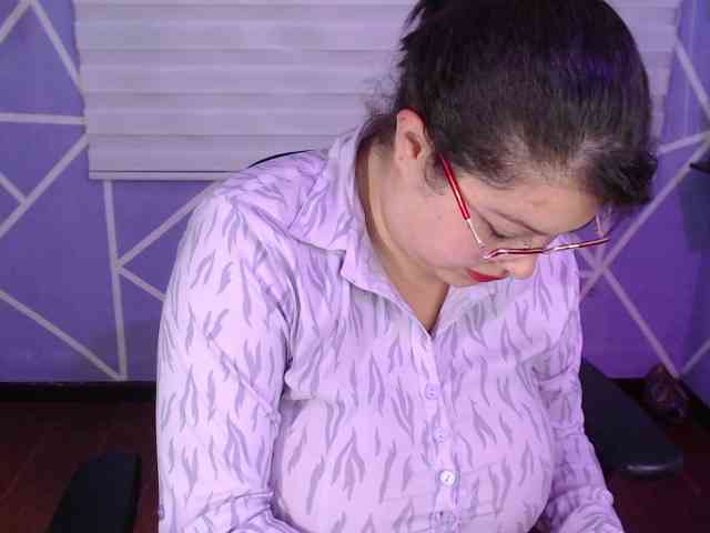 MiaaJoness webcam