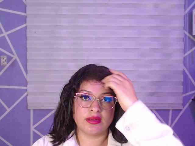 MiaaJoness webcam