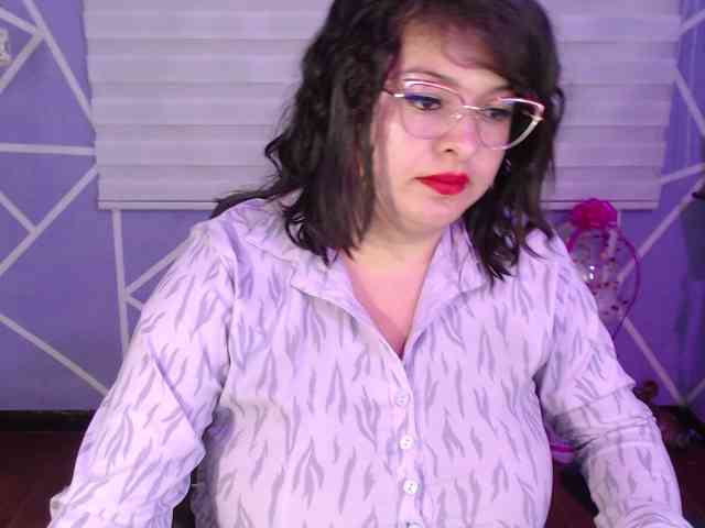 MiaaJoness webcam