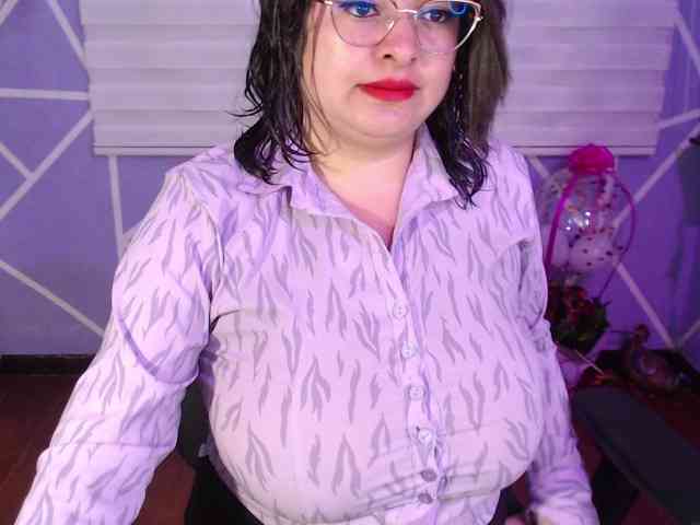 MiaaJoness webcam