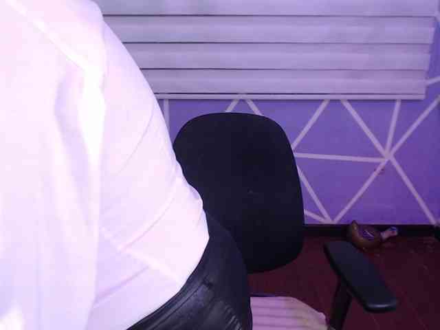 MiaaJoness webcam