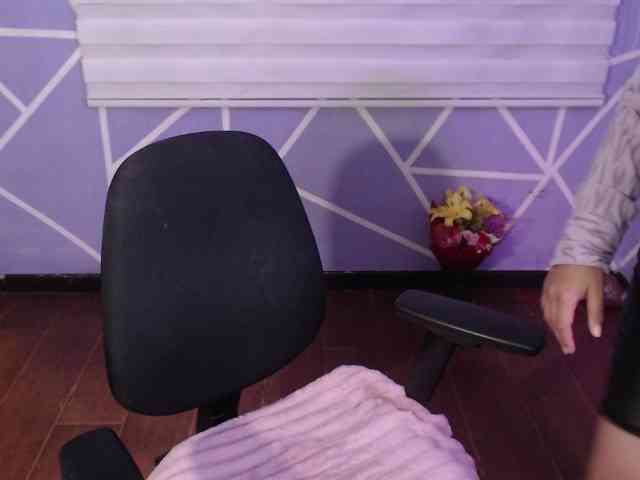 MiaaJoness webcam