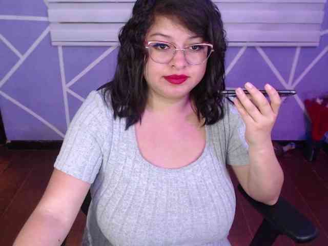 MiaaJoness webcam
